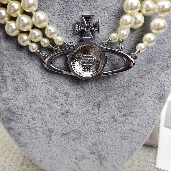 Vivienne Westwood Three Row Pearl Bas Relief Choker - Picture 4 of 6
